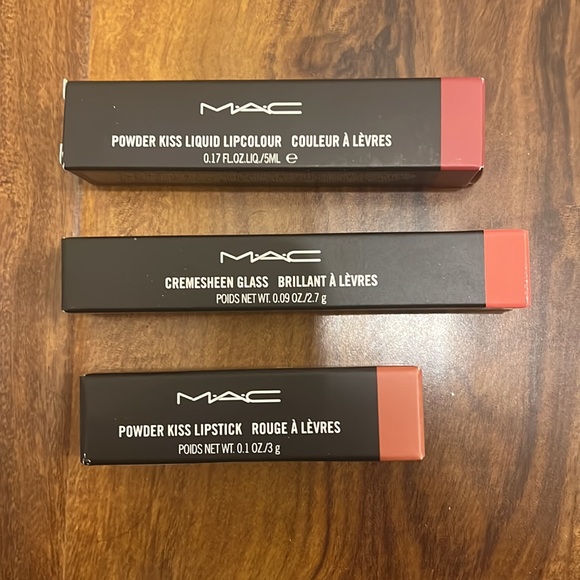 430. New In Box (NIB) - MAC 8-Piece Beauty Gift Set - Picture 3 of 16